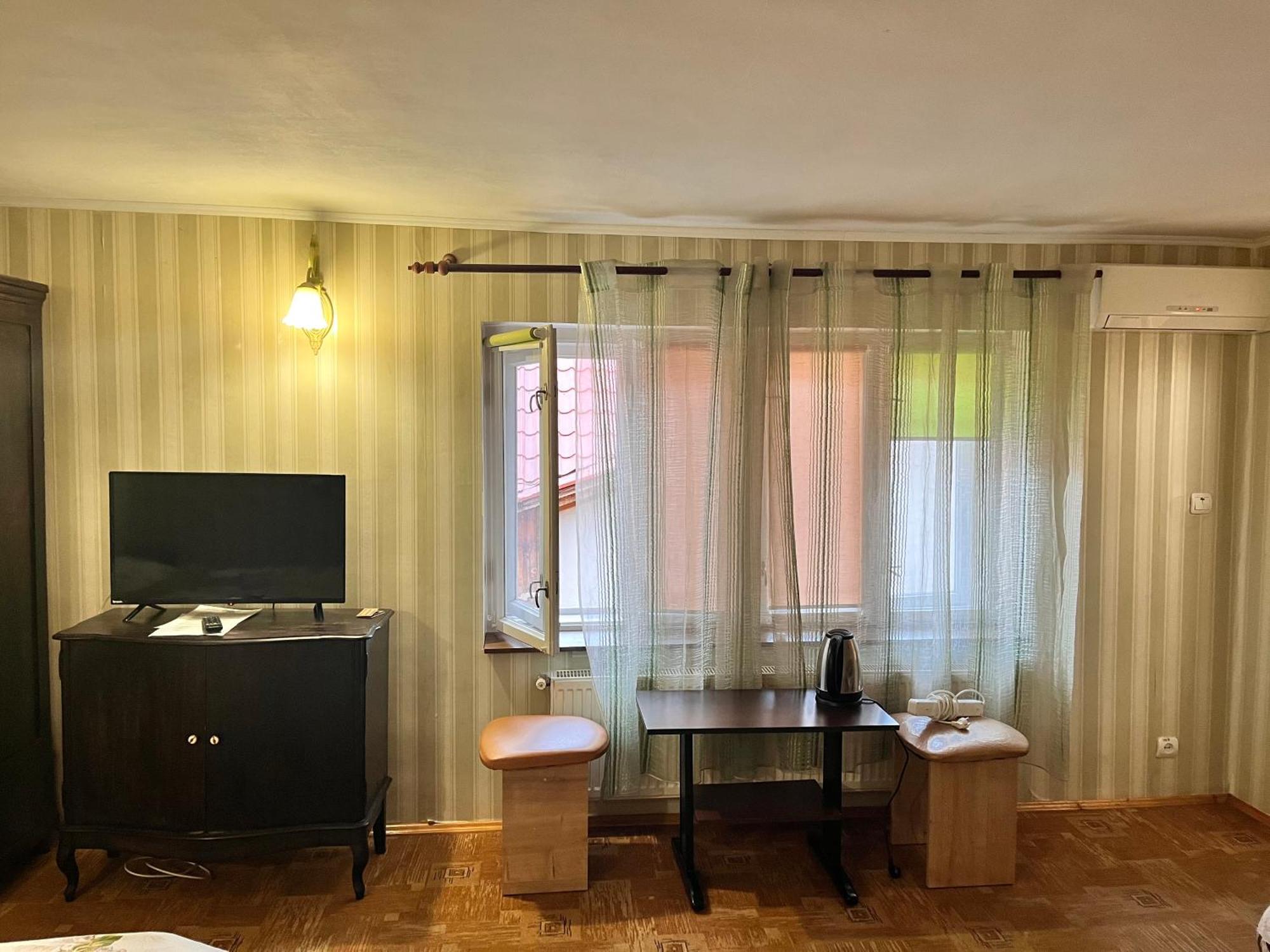 ホテル Mala Praha ウージュホロド エクステリア 写真