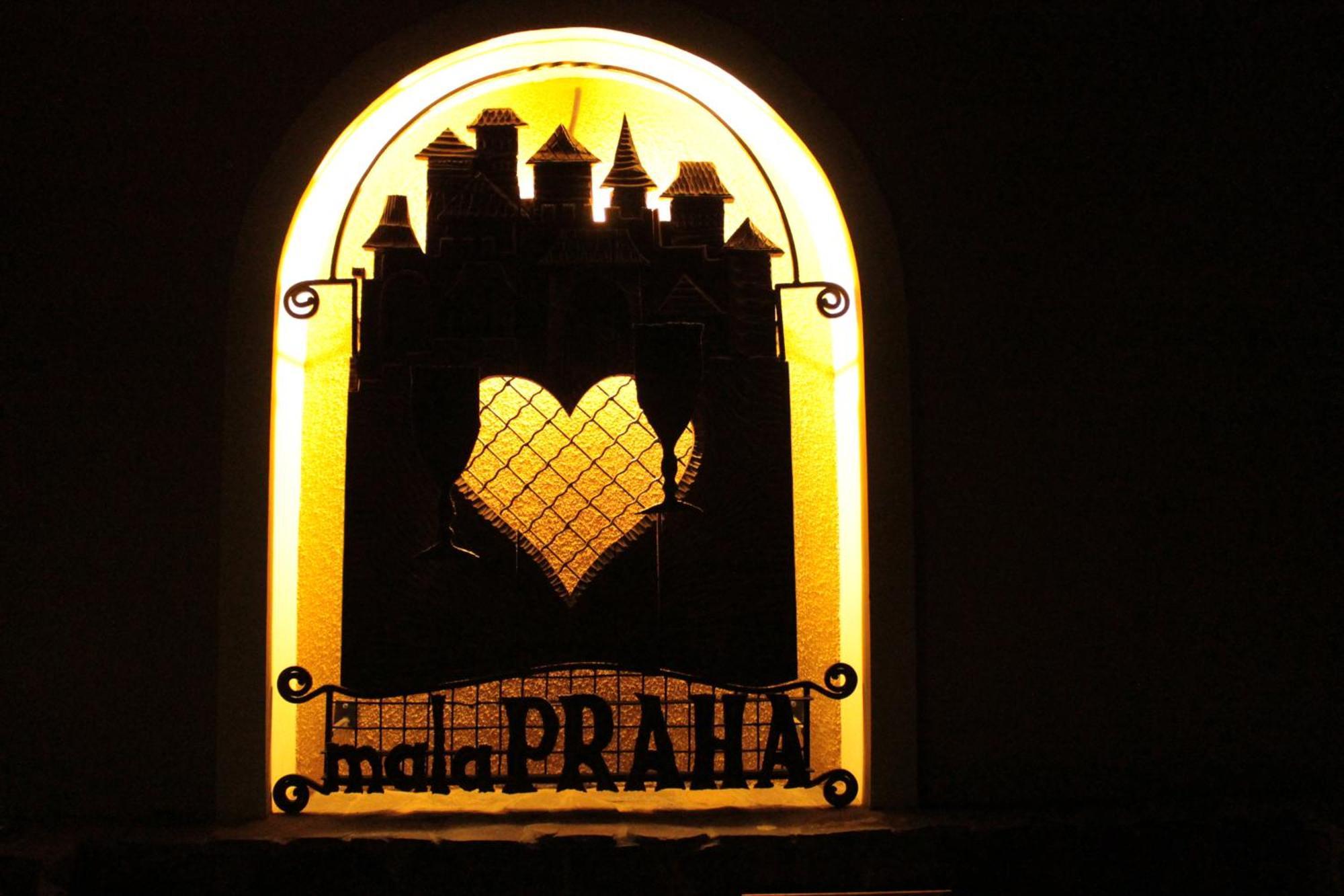 ホテル Mala Praha ウージュホロド エクステリア 写真